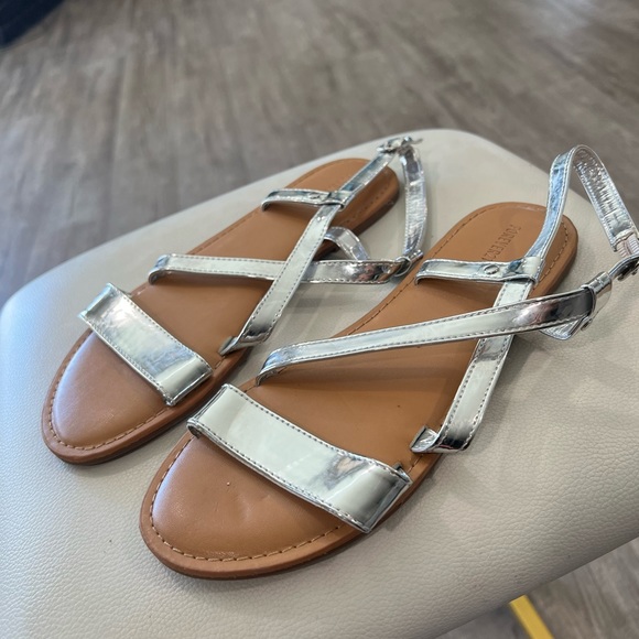 LAST PRICE🍒🤍 FOREVER 21 metallic sandals ✨ - Picture 1 of 5